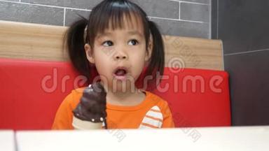 亚洲小女孩喜欢吃冰尖叫在服务商店。 <strong>肯德基</strong>是世界著名的美国快餐店。 健康